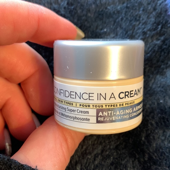 It Cosmetics Confidence in a Cream mini *3 for $15* - Picture 3 of 3